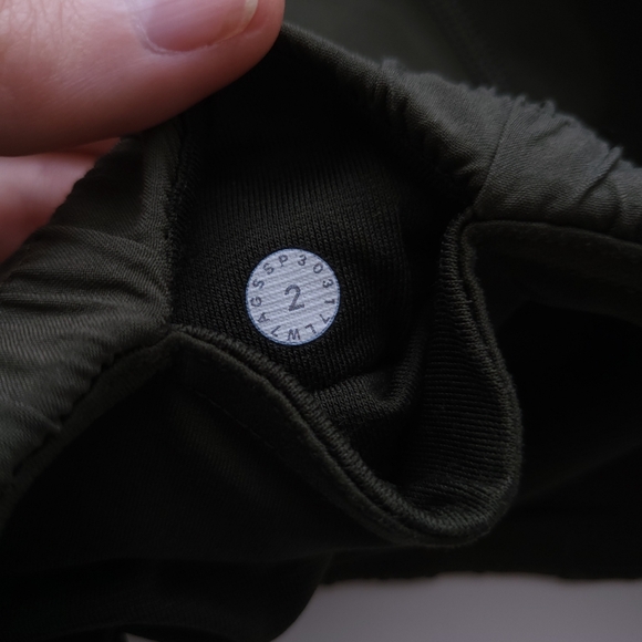 🍋Like New Lululemon Miles Ahead Short (2.5") - Picture 10 of 12